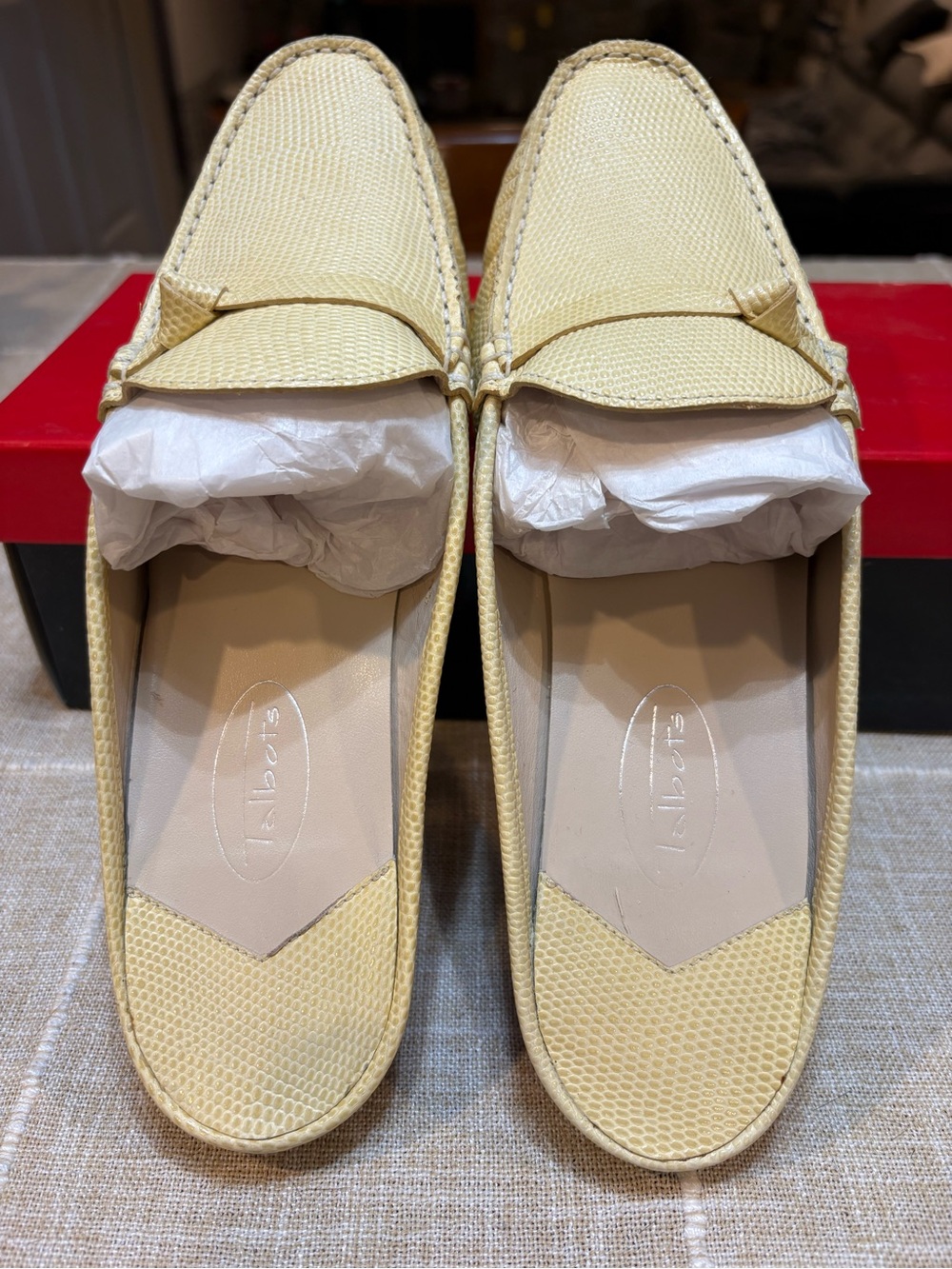 Talbots Classic Women’s Slip-On Loafers in Pale Yellow size 8 medium - Picture 4 of 9